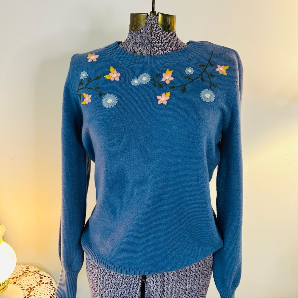 Floral Embroidered Blue Sweater vintage Marie claire